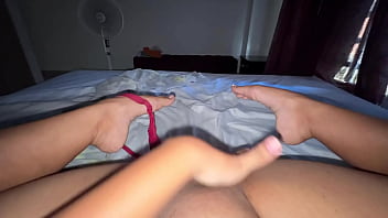 la universidad me termina muy cansada y mi unica opcion es masturbarme mi coño bien mojado por que no tengo novio