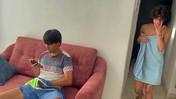 SORPRENDO A MI CUÑADO VIENDO MIS FOTOS INTIMAS MIENTRAS SE MASTURBA Y MONTO SU VERGA PARA BAJARLE LA CALENTURA