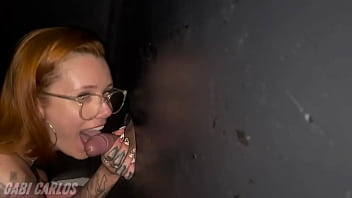 Meu marido levou eu e minha amiga no gloryhole, para chupar e dar bem gostoso para os dotados!