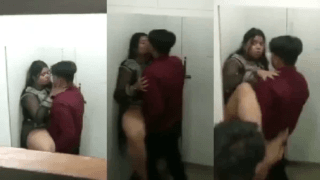 College Desi Lovers ko Bathroom mai chooda